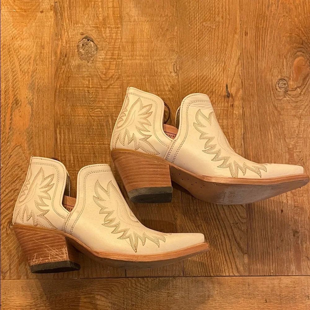 Ariat Stylish Cream Western Ankle Boots - Picture 1 of 8